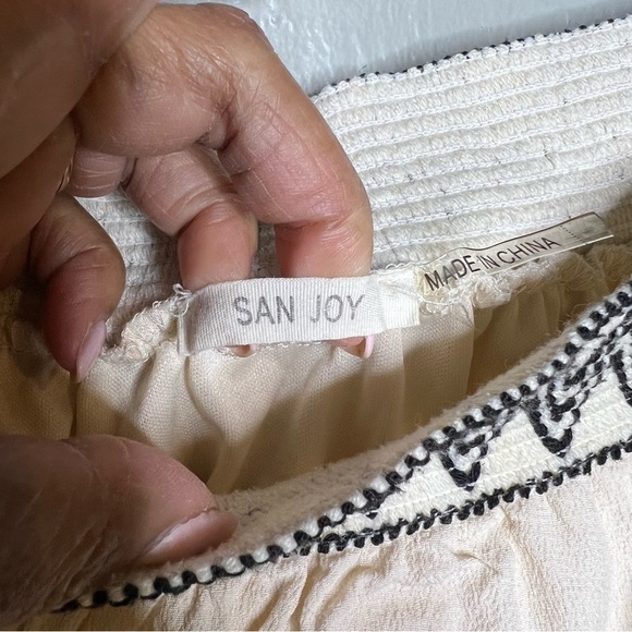 San Joy Off Shoulder Cropped Blouse - Picture 7 of 7